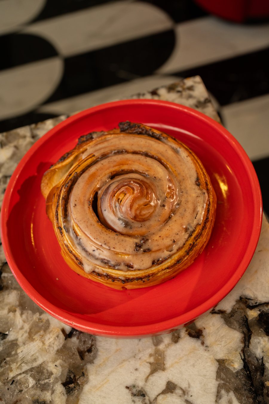 Babka horneada en molde, vista desde arriba en plato rojo