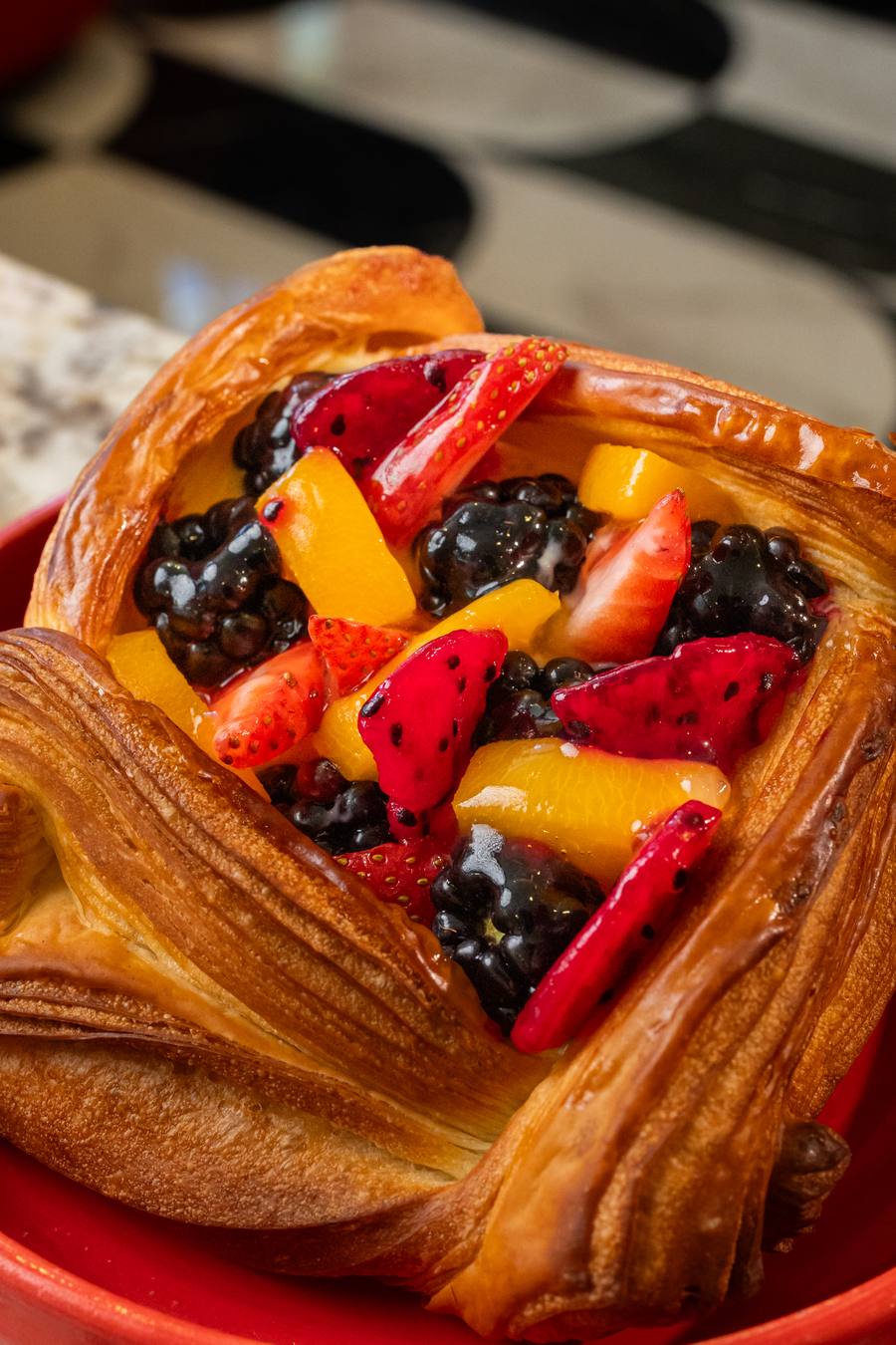 Danesa de hojaldre con moras, fresa y durazno