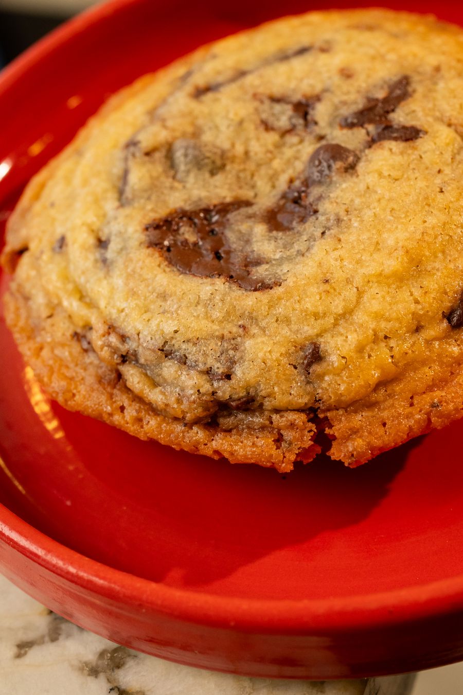 Galleta con chispas de chocolate recién horneada