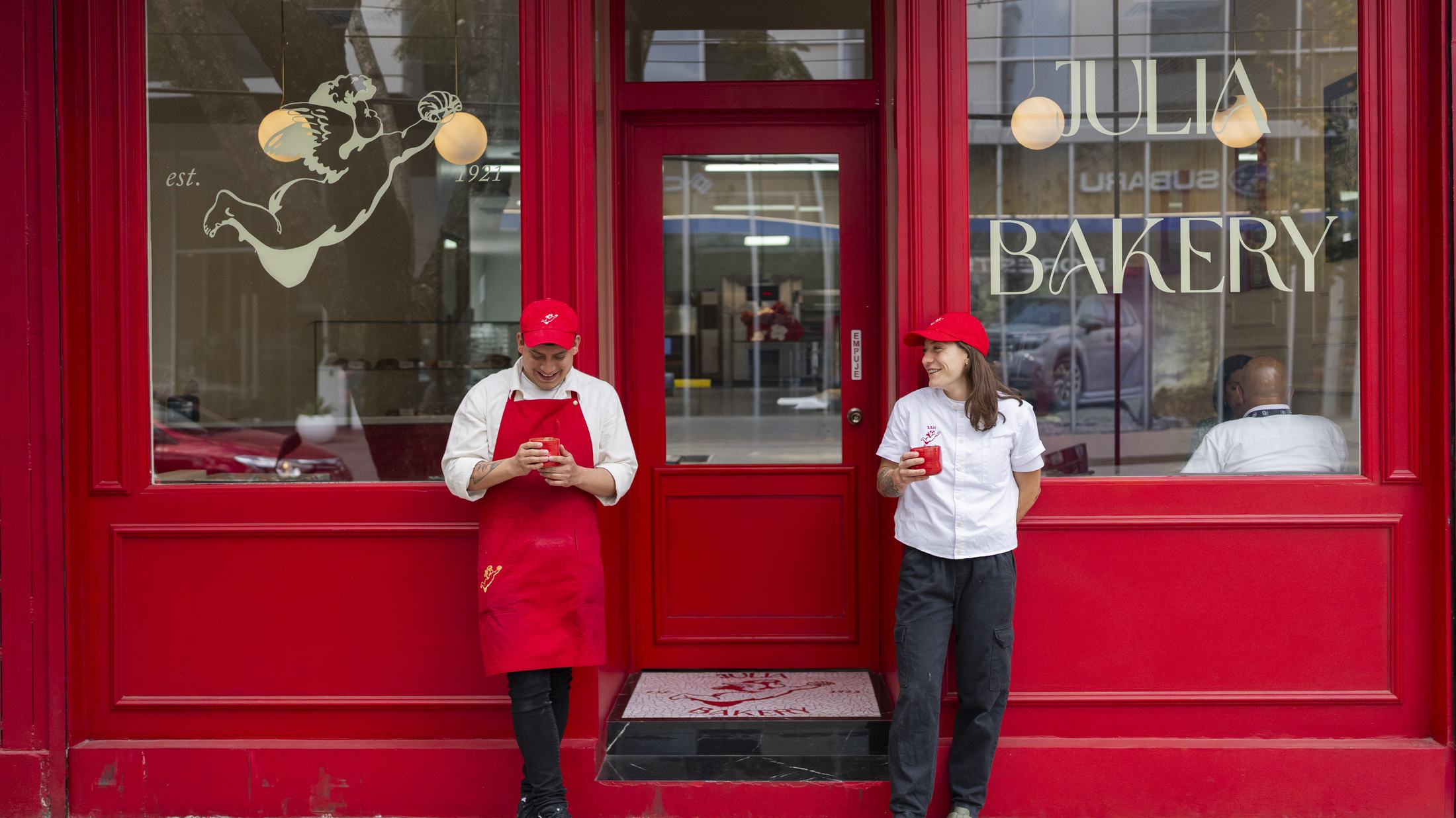 Alex y Daniela, del equipo de Julia Bakery, en la entrada del local