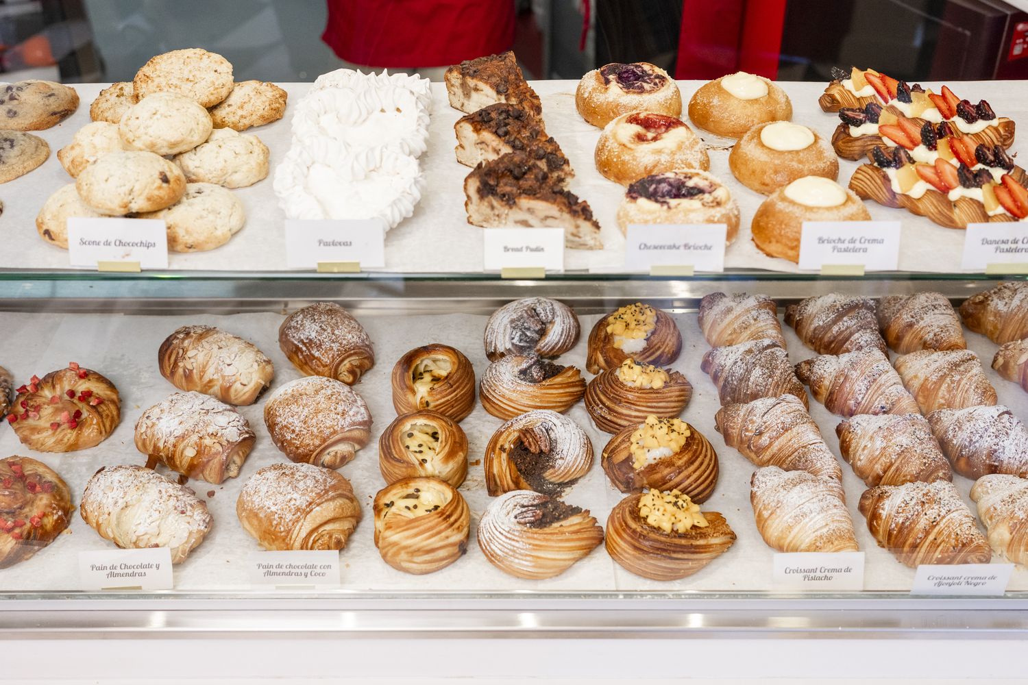 Vitrina de Julia Bakery con croissants, danesas, scones y pasteles etiquetados